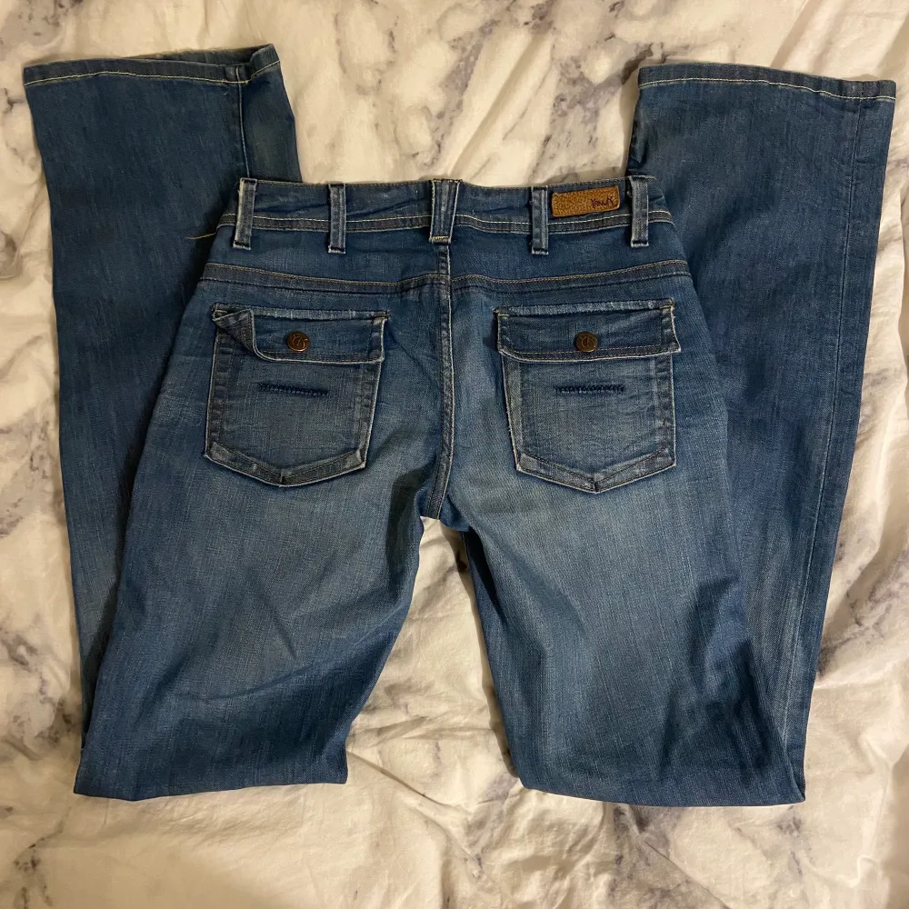 Säljer dessa lågmidjade, flared Yanük jeans då de inte kommer till användning✨ nederkanten av byxbenen har slitits lite pga att jag har gått på dem, men det är inget man tänker på. Annars är jeansen i mycket bra skick och väldigt bekväma. Köparen står för frakten. Hör av dig om du har frågor eller är intresserad!. Jeans & Byxor.