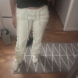Linnebyxor - Säljer dessa super fina lågmidjade linnebyxor från design by si som jag köpte i sommras. Original priset är 700 och har använd dom få tal gånger