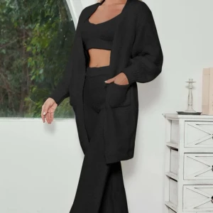 FLUFFIGT SET - Jättemysigt set som är i ”fluffigt” material. Toppen och byxorna är helt oanvända, koftan har använts endast en gång. Köpt för 519kr. 