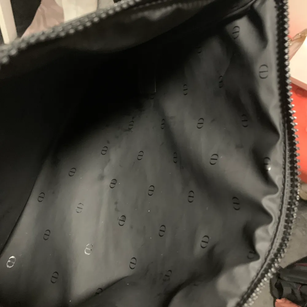 En dior pouch väska i 10/10 skick med svart diortext på framsidan, den är köpt i diorbutiken i köpenhamn. Skriv om trade. Priset är ej hugget i sten då jag vill bli av med dem pga använder den inte.. Väskor.