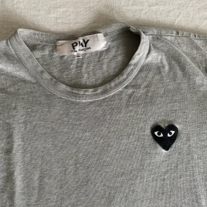 CDG tröja - Commes de garcons t-shirt i fint skick. (Bilden blev lite konstig). Storlek small men är lite mindre i storleken.