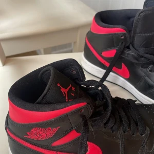 Jordans  - Säljer dessa Jordans då dom inte kommer till användning! Använt ett fåtal gånger därför som nya! Storlek 36.5! Nypris. 1500, mitt pris. 600kr+frakt