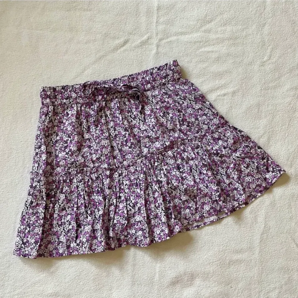 â ïžLĂ
NADE BILDERâ ïž kan fixa egna bilder! JĂ€ttefin kjol frĂ„n zara i nyskick, anvĂ€nde max 5ggr. Den har inbyggda shorts đ sĂ€ljer dĂ„ jag rensarđđ»Nypris: 279kr Mitt pris: 150kr+49kr fraktâ€ïž STORLEK S/SMALL finns billigare frakt om man inte vill ha spĂ„rbar:)â€ïžâ€ïž. Hameet.