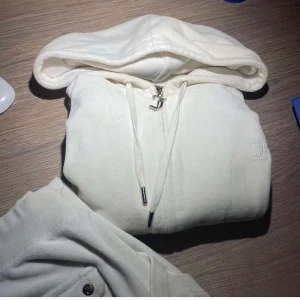 Juciy coture byxor - Säljer min syrras juciy sätt i vit. Byxorna är i S och tröjan i M. Är i ganska bra skick. Högsta bud får köpa❤️. Tar emot Swish och köparen swishar mig först och postar den dagen efter☺️