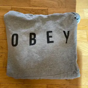 Obey hoodie i storlek M 