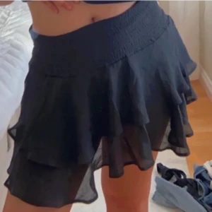 Svart volangkjol - Storlek S, från Chelsea! ❤️ 