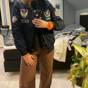 Jacka  - Jacka köpt på marknad   ‼️ köparen står för frakt ‼️