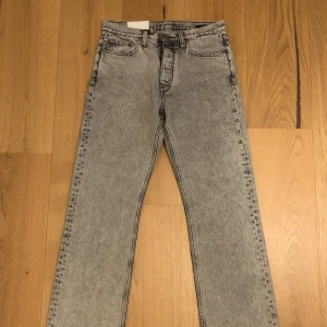 HOPE rush jeans grå - Aldrig använda HOPE rush jeans i strl 29 färg light denim grey. Köpta på en sample sale men en liten fläck av okänd härkomst, kanske den går bort i tvätten? Superfina jeans i övrigt! 