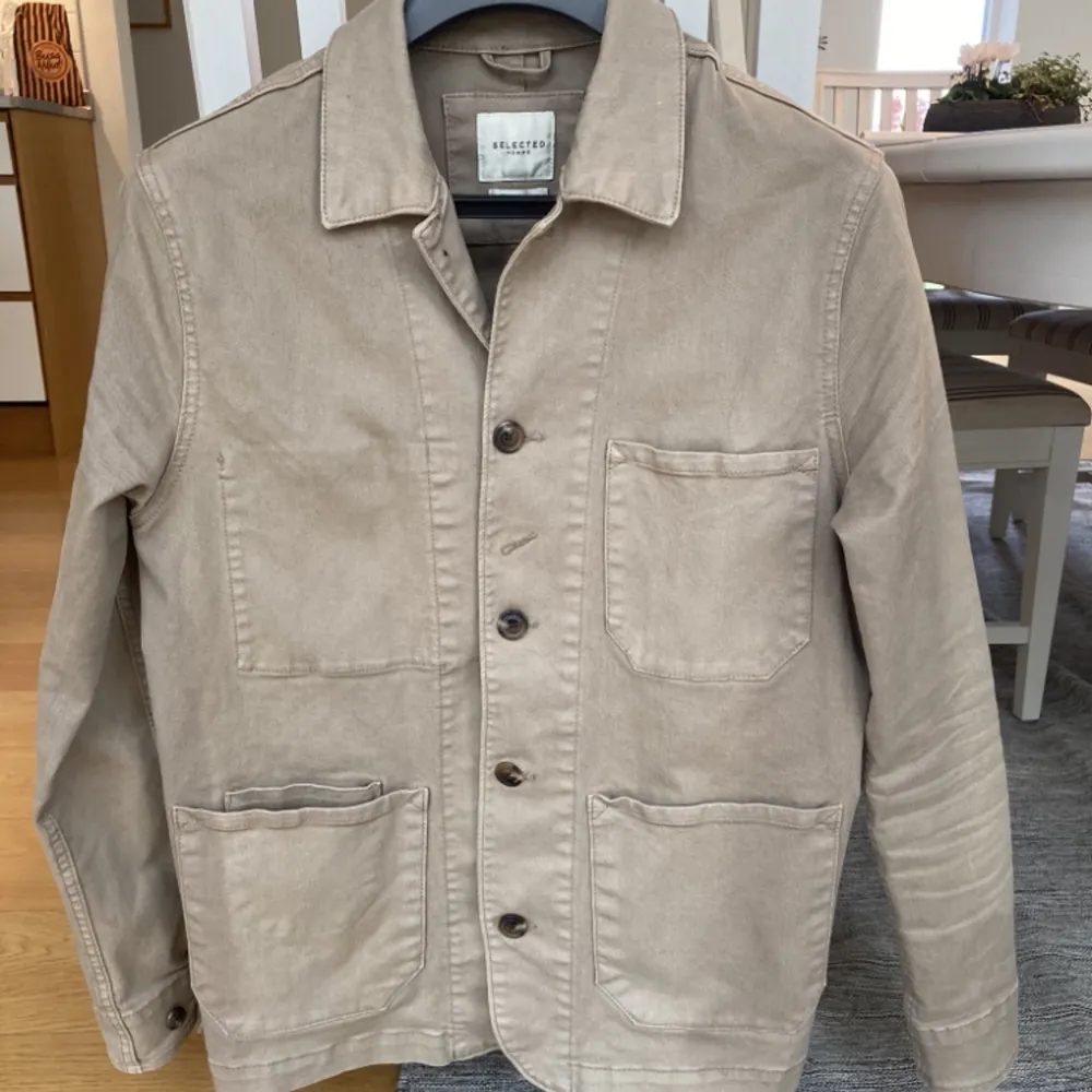 Säljer min brors jackas som är helt oanvänd. I storlek M. Original pris ca 1000kr men säljer för 700kr, pris kan diskuteras. Kan skicka och köpare står för frakten.. Takit.