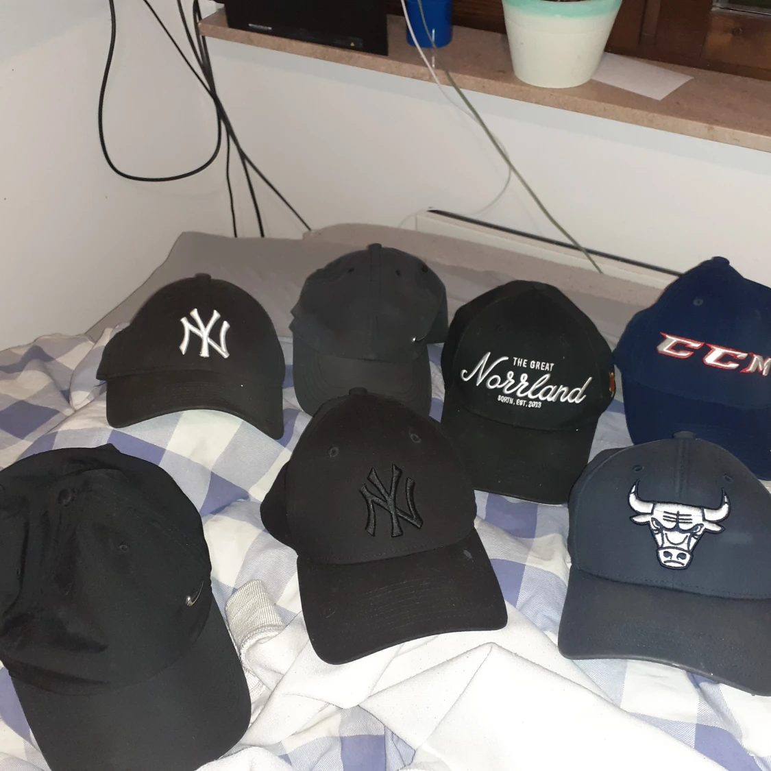 Säljer kepsar  - 90