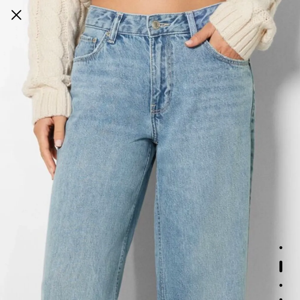 Low waist Baggy jeans från Bershka, använda en gång säljer då dom är för långa på mig som är 165. Inga defekter alls. Strl 36 . Jeans & Byxor.