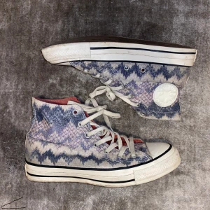 Missoni converse - Säljer mina älskade sneakers från Missoni x converse! Världens coolaste sko som passar både till vardags och till fest. Säljer på grund av att de tyvärr inte kommer till använding. Nypris: ca 2000. Möts upp i Stockholm men kan såklart posta💕❤️‍🔥
