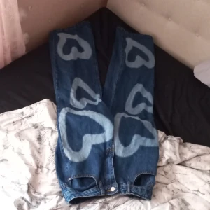 Jeans med hjärtformat - Helt nytt skick,finns i stockholm/tyresö,eller 40kr frakt