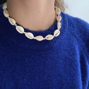 Snäckhalsband  - Säljer detta superfina snäckhalsbandet då det inte kommer till användning!! Köptes för 100 kr, kommer inte ihåg vart dock. Kontakta mig om du vill köpa 👀