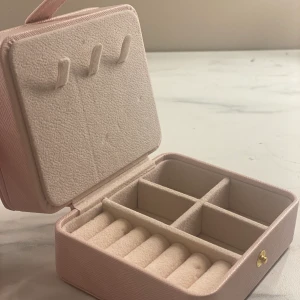 Smyckeskrin  - Rosa litet smyckeskrin som är bra att ha när man reser/behöver endast ta med dig lite smink och ha i väskan💍👛 (köpte för 199kr)