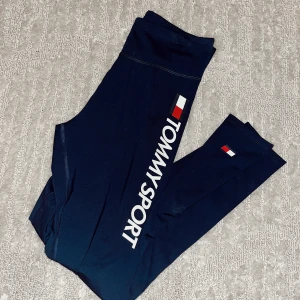 Tommy Hilfiger Träningstights - M - Ett par träningstights från Tommy Hilfiger i storlek M.  Upplever dem en aning små i storleken.  Använd fåtal gånger.  Nypris: 549:-