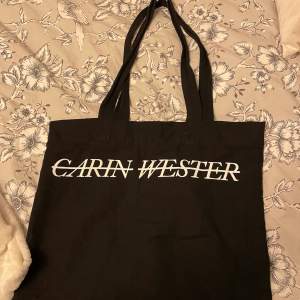 Säljer denna tygväskan från Carin Wester  50 kr inkl frakt 🖤