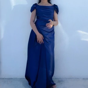 Marinblå festklänning - Blå festklänning i satin