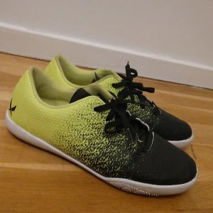 Fina fotbolls skor. - Den är gul, svart och är i storlek 36.