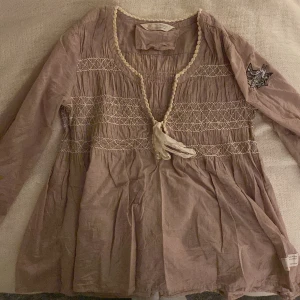 Odd Molly topp - Så söt topp från odd molly, jätte bra skick. Säljer pågrund av att jag inte använder längre. 