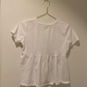 Vit Tröja - Den har jättebra skick och är inte sliten👌🏼❤️Bästa tröjan den har typ som en volang i mitten av tröjan köpte den för 50kr Säljer för 30kr