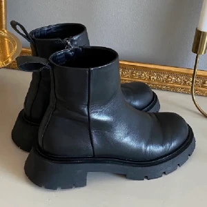 Svarta boots - från Zara.♟ Sparsamt använda då de är för stora för mig. Nypris 999kr🐝 
