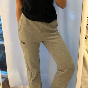 Adanola mjukisbyxor - Gråa raka mjukisbyxor/träningsbyxor från Adanola. Logo på vänstra låret. Går att öppna upp med zip nertill vid ankeln ca 1 dm. Knappt använda pga för små därav perfekt skick! Stl S. True to size!