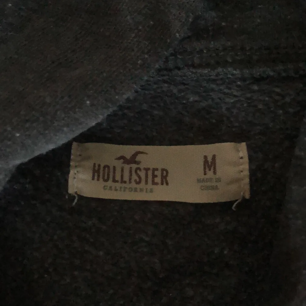 Mörkgrå hoodie från Hollister. Använd få gånger. Köparen står för frakten!🤍. Hoodies.