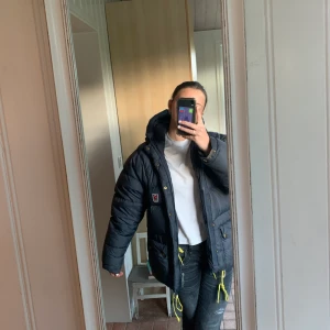 Fjällräven jacka - Säljer min fjällräven jacka då jag är lite osäker på den💕 blå/grå aktig färg i storlek Xxxs men passar som en S! Använd så den har få små märken! Självklart äkta, skriv för fler bilder eller frågor!🫶🏽