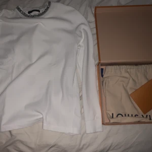 Louis Vuitton Sweatshirt - Louis Vuitton limiterad sweatshirt. Köpt på LV i Stockholm. Certifikat medföljs.  Skick 9/10 Storlek M Nypris 8200:-