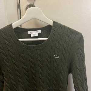 Stickad tröja - Stickad tröja från Lacoste i bra skick. Perfekt nu till hösten. 