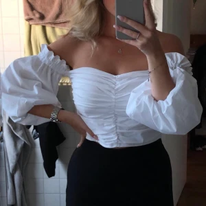 Topp - Snygg topp från Gina Tricot i storlek 36, nyskick!