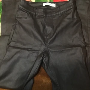 Oanvända skinnbyxor! - FRAKT: 63kr  -köpta för 349kr  