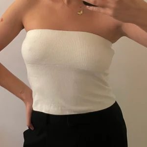Djerf Avenue Tube top sugar - Fantastisk tubtopp! Otroligt stretchig med silikonband som håller plagget uppe helt fenomenalt. Lika snyggt under en kavaj som till en kjol en skön sommardag. Storlek S. Använd 1-2 gånger. Nypris: 899 