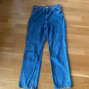 Monki Baggy Jeans - Monki Baggy Jeans   Pris: 199kr  Storlek: 27  Modellen är 168cm och väger 58kg, har vanligtvis på sig 36 i byxor och S/XS i tröjor