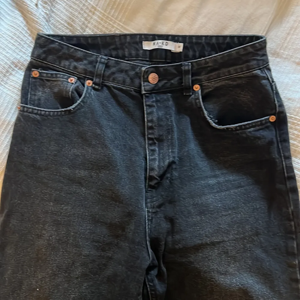 mörk gråa raka jeans i stl 38 från nakd!!. Jeans & Byxor.