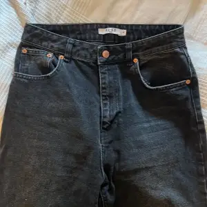 mörk gråa raka jeans i stl 38 från nakd!!