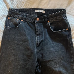 Raka jeans  - mörk gråa raka jeans i stl 38 från nakd!!