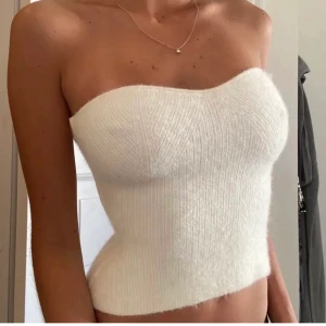 Stickad korsettopp other stories - Säljer denna såå fina stickade korsettliknande toppen från and other stories i alpacka ❤️(lånad bild) fråga om ni vill se egna bilder❤️ Endast använd en gång och inga defekter. Köpt för 690kr