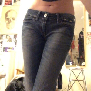 Replay jeans lågmidjade - Snygga replay jeans i stl 28 midja 32 längd, lågmidjade, köpta tidigare på tradera, skriv om ni har några frågor💕