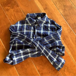 blå skjorta - En blå croppad blå skjorta från h&m! Nyskick använd 4 ggr max! Väldigt fin! Sitter som xxs!🫶🏻