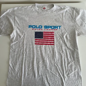 Polo Sport (fake) vintage T-shirt  - Bra passform, tät hals, bra skick