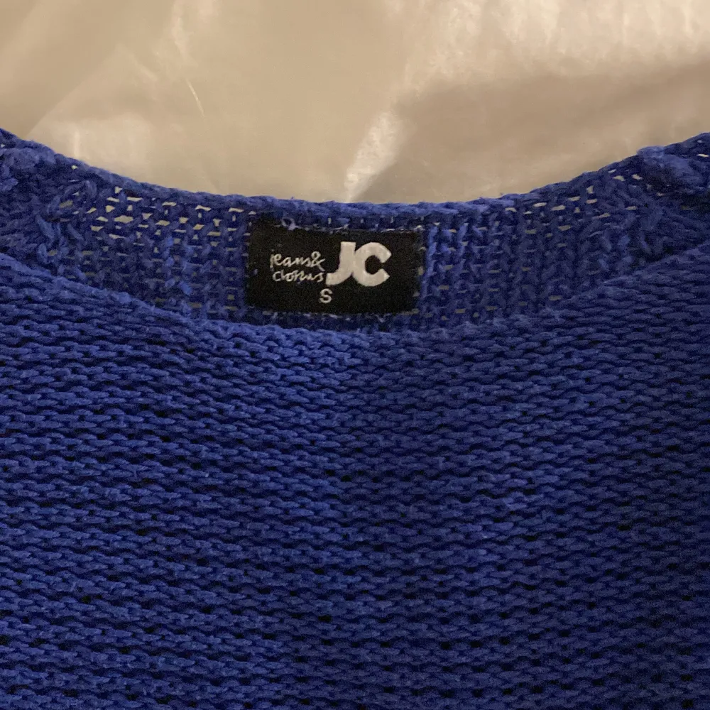 Jag säljer en tunn stickad tröja i färgen mörkblå. Den har som små hål som gör den lite mer genomskinlig av sig. Använd ett par gånger men inte så att det syns, säljer då den aldrig kommer till användning. . Tröjor & Koftor.