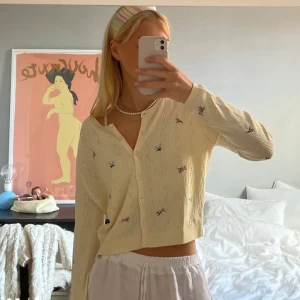 Kofta zara - Säljer denna jättefina koftan från zara som inte längre kommer till användning. Jättefint skick och passar till mycket! 