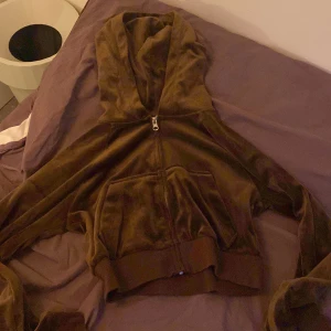 Kofta  - En fin bekväm brun kofta som jag säljer pga har köft ny, den är väldigt bekväm att ha på sig på kvällarna de finns även matchande byxor i hm 🥰