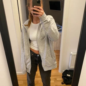 Grå zip hoodie  - Oversized grå zip hoodie från H&Ms herravdelning! Storlek L.  