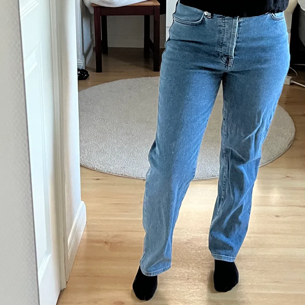 Blå jeans från Na-kd! Med knappar som knäppning och i fin kvalite! Jag på bilden är 158cm. . Jeans & Byxor.