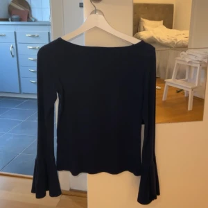 Tröja - Marinblå tröja med fina trumpetärmar i storlek XS, men passar mig som vanligtvis har S. Säljer då den inte längre kommer till användning 