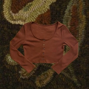 Brun röd långärmad topp - Långärmad topp med knappar!  varm mjuk, som ny :) 