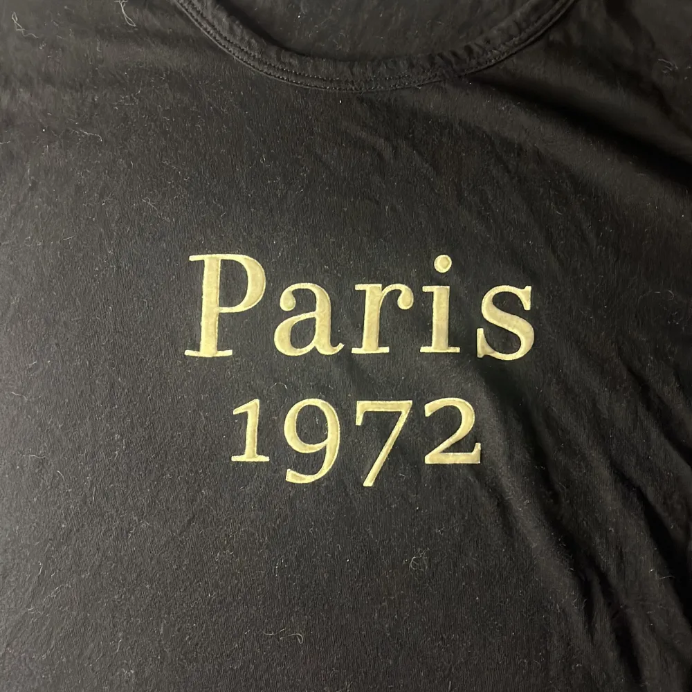 en fin t-shirts som det står paris 1972. T-shirts.
